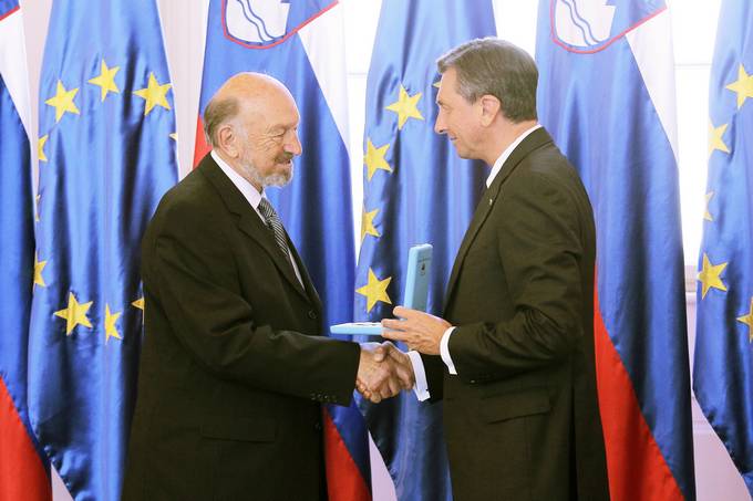 Predsednik republike na posebni slovesnosti v Predsedniški palači vročil državno odlikovanje dr. Kurtu Oktabetzu